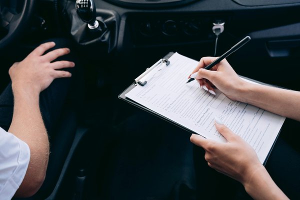 Astuces essentielles pour bien négocier votre assurance auto